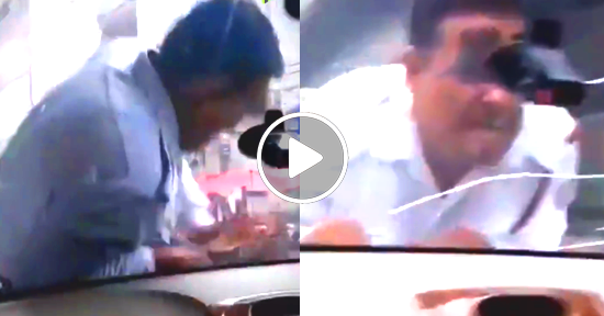 policía de tránsito sobre capota de auto