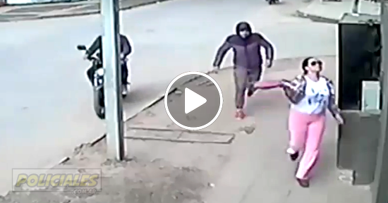 tira la cartera para que no le roben