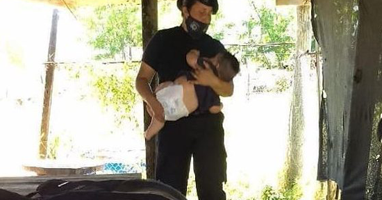 Policia alimenta niño hambriento