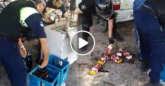 Policías tiran cervezas