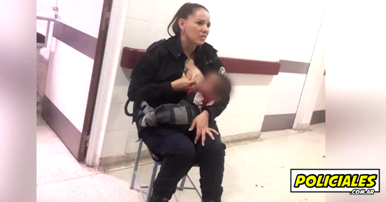 Mujer policía amamanta