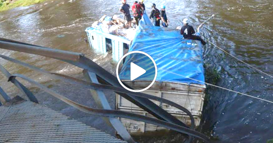 Camión cae a un río