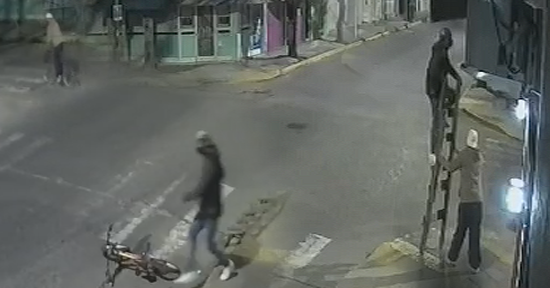 Ladrones con escalera