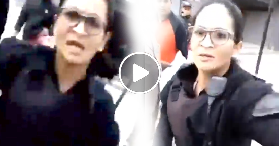 policías pega en celular