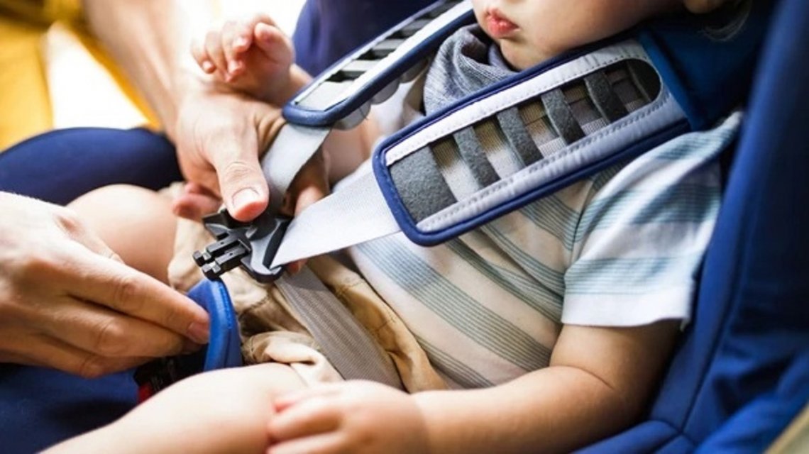 Bebe en silla para auto