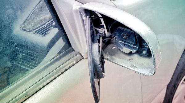 Espejo-retrovisor-roto-1920-2