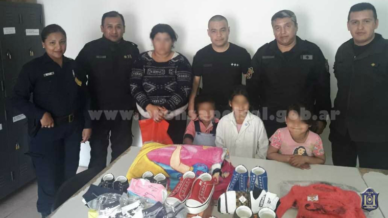 Policías donan zapatillas