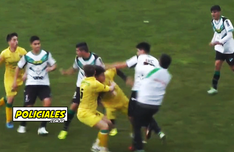 pelea en cancha de fútbol